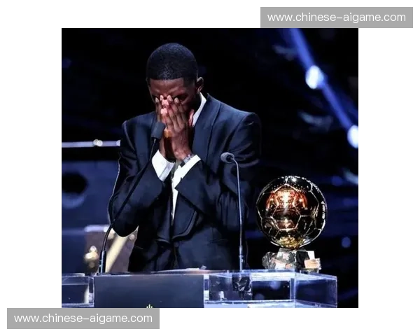 雷恩赛前赠予登贝莱纪念海报，俱乐部优秀青训毕业生获主场球迷致敬